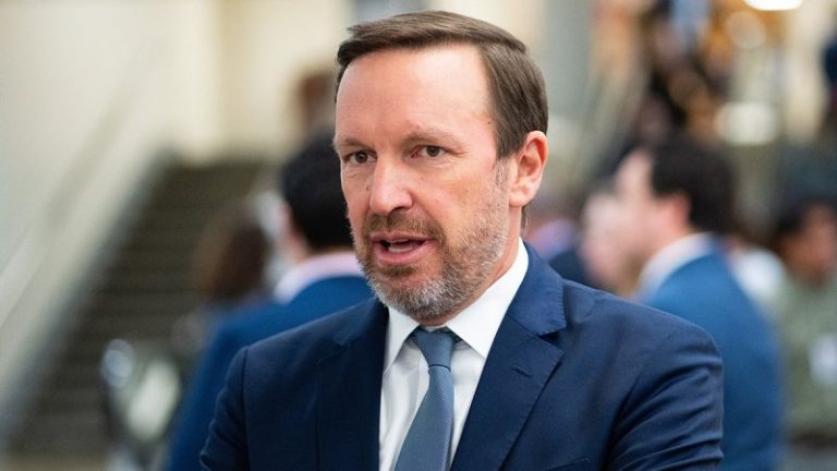 Trump blasts ‘lightweight’ Dem senator who criticized Putin summit in Alaska: ‘Stupid’